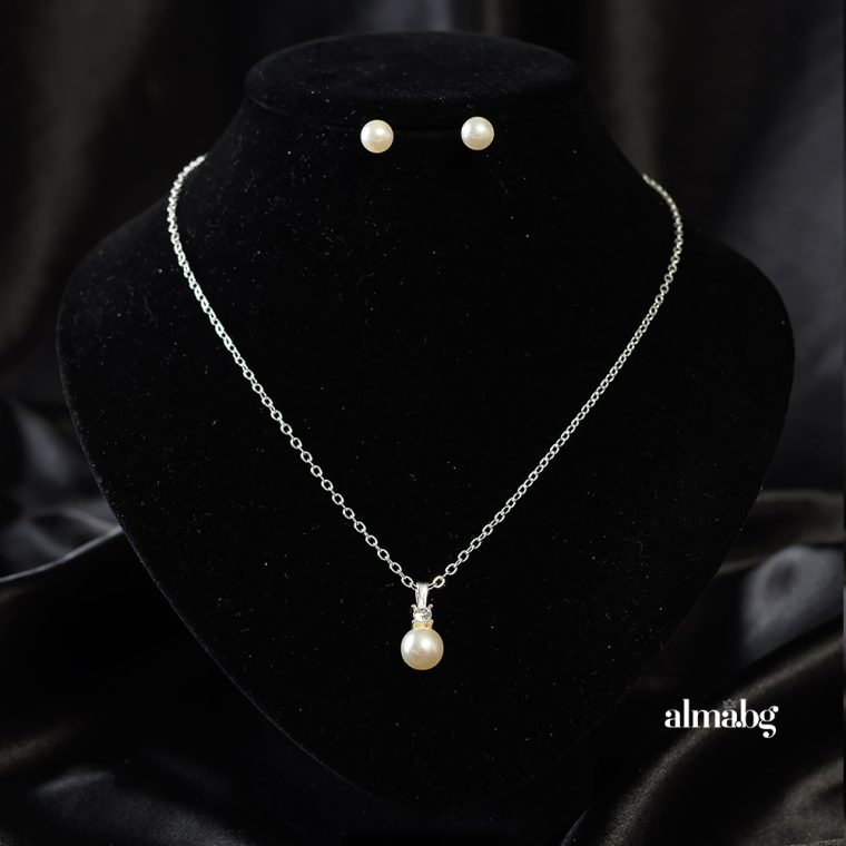 Delicate pearl jewelry set
