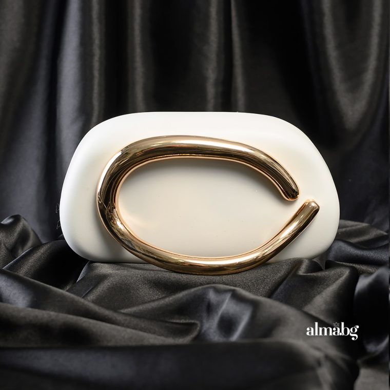 Бяла чанта с уникална дръжка